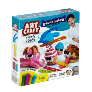 Kind maakt kleivormen met de handpers uit de ART CRAFT kleiset.