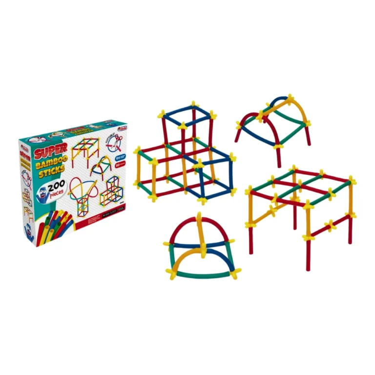 Twee kinderen bouwen samen complexe structuren met bamboe puzzel stokjes.